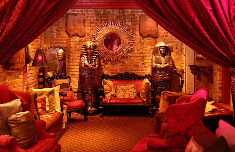 Historical Architecture and Décor