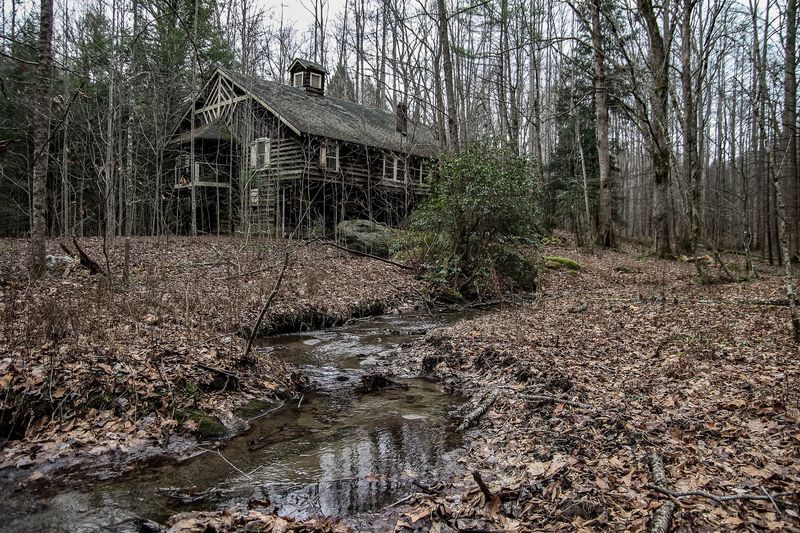 Photo Hunters Drawn to the Decay