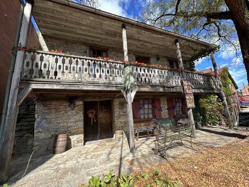 Dowling House, Stone Against the Slope