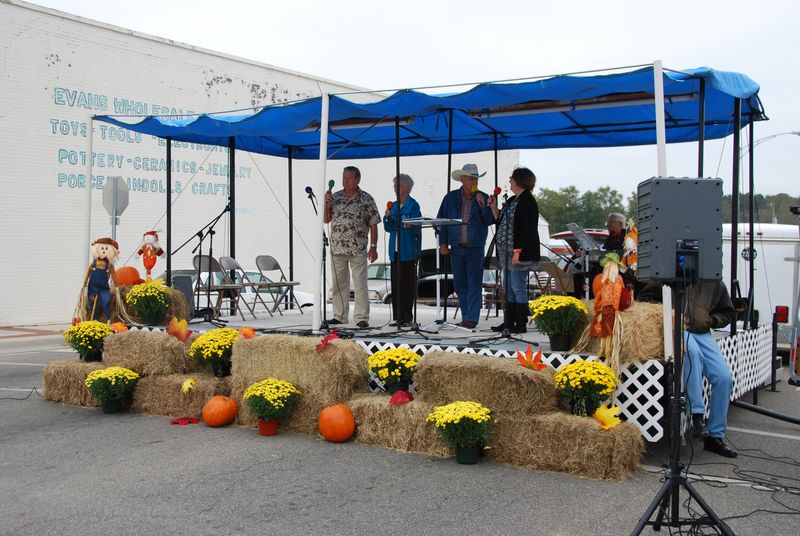 Music that turns the “dead town” into a festival