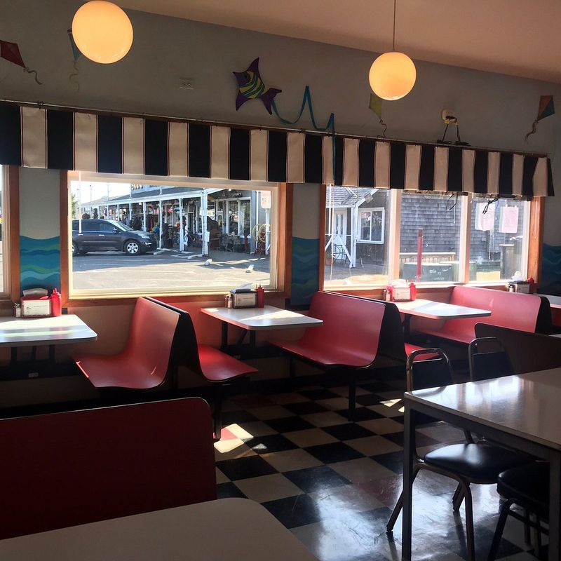 The Hungry Harbor Grille: Long Beach