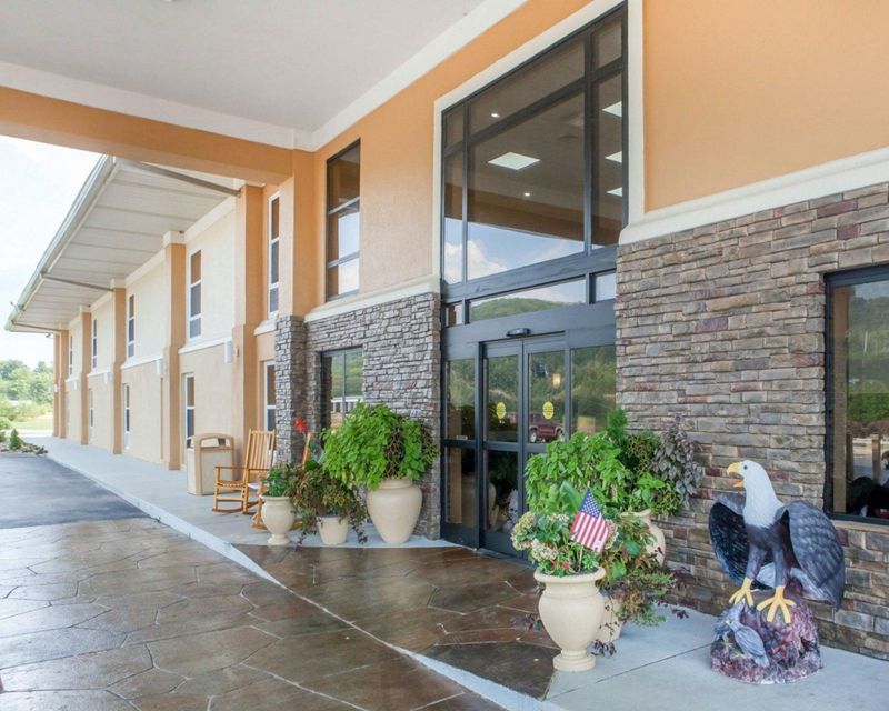 Hole In The Wall Cafe, LLC (Oak Ridge)