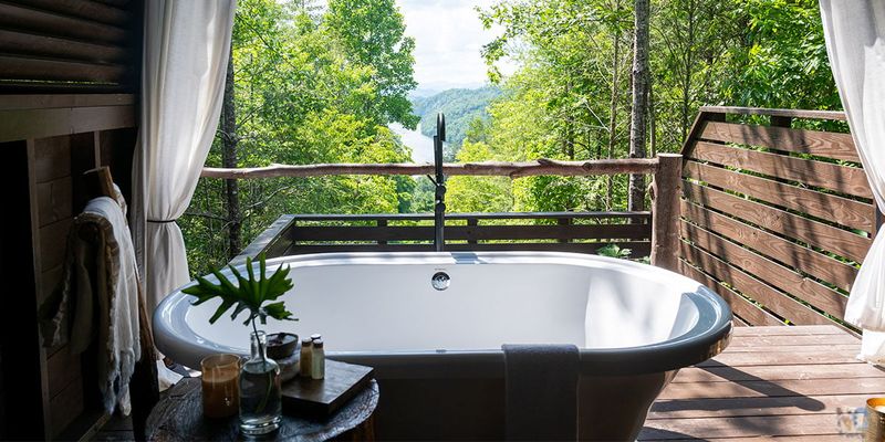 Lakeview at Fontana Soaking Cabana Resort