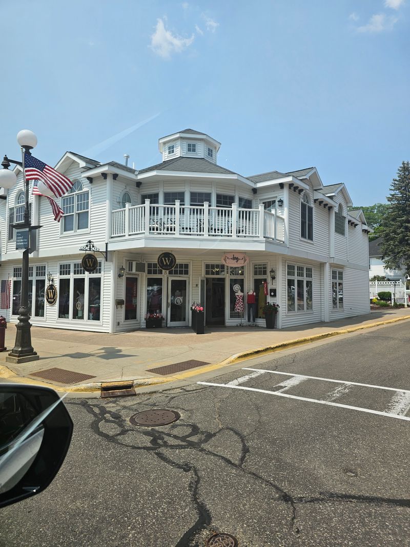 Shops and Galleries That Stay Warm and Welcoming in Cold Weather