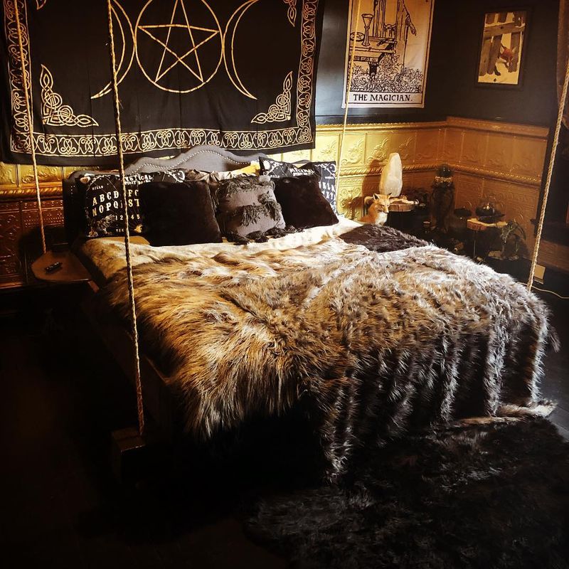 Black Monarch Hotel (Victor)