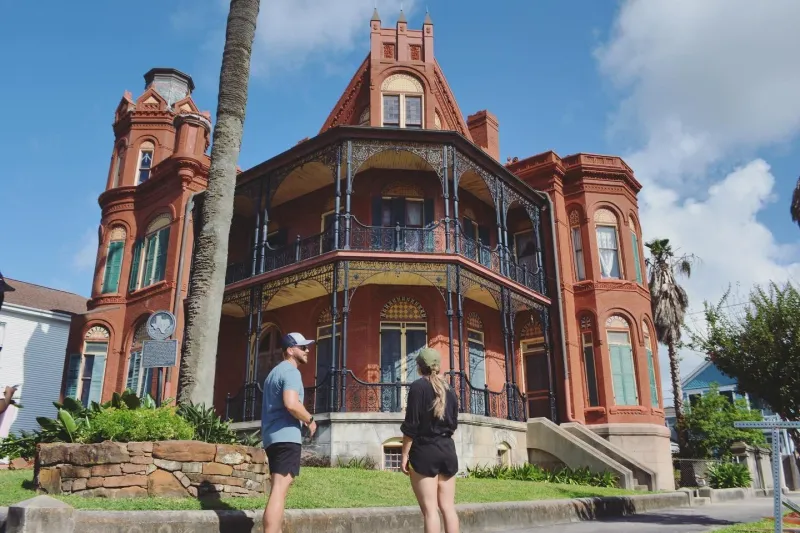 Why Travelers Still Love Exploring the City on Foot