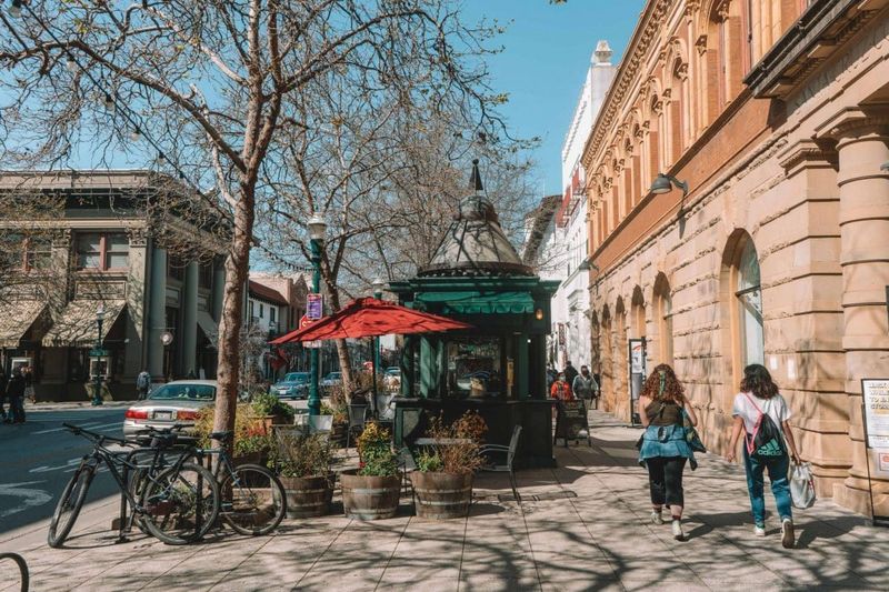 A Walkable Scene That Encourages Wandering