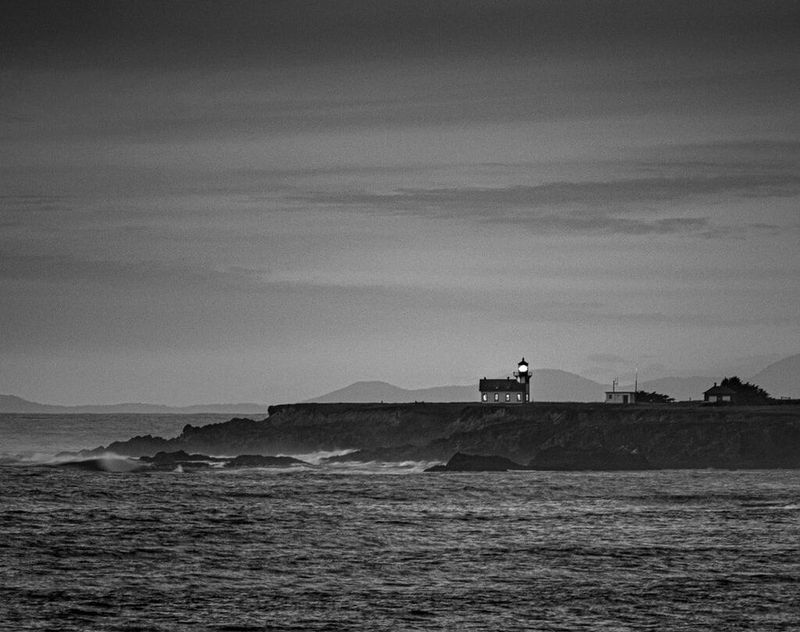 A Cliffside Setting That Amplifies the Stillness