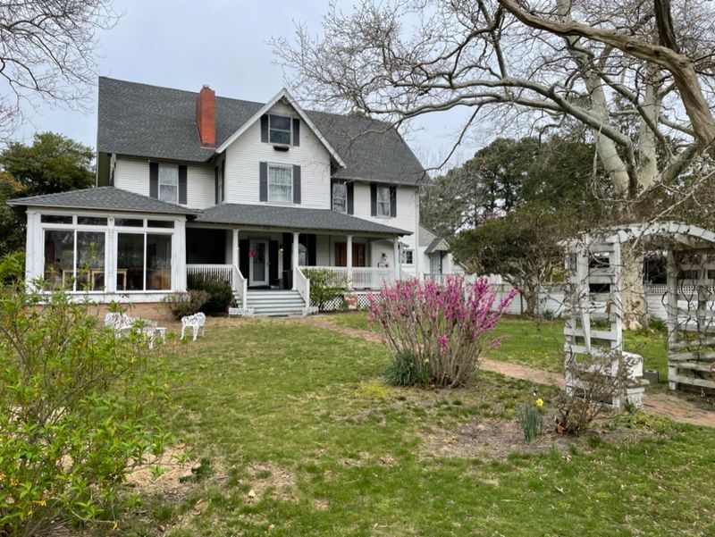 Lack of Large-Scale Tourism Amenities