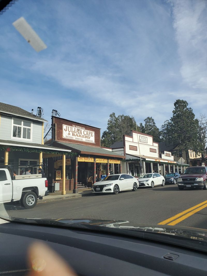 Why Travelers Drive Mountain Roads Just for a Slice of Pie