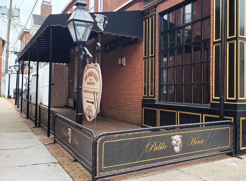 Bull’s Head Public House Exterior and Market Square Atmosphere