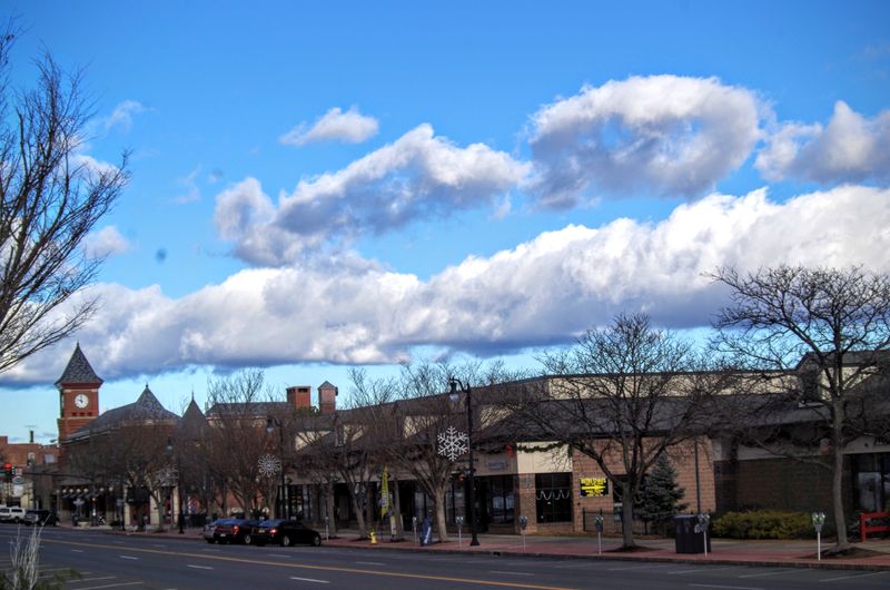 A Calm Downtown That Feels Different in Cooler Weather