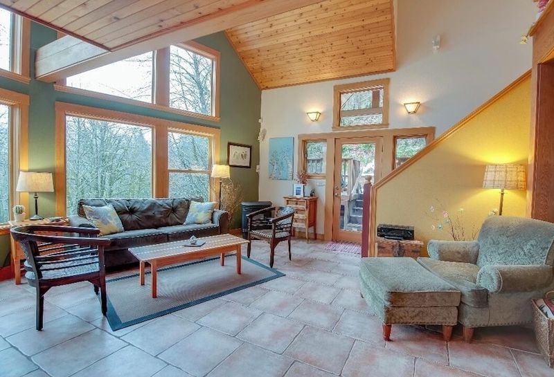 Cozy Cabin Ambiance With Modern Comforts