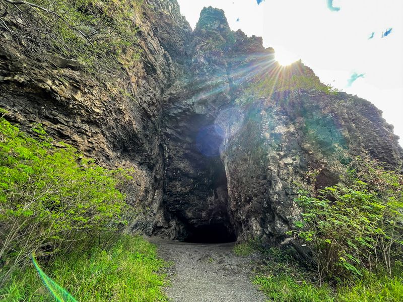 Kaneana Cave (O?ahu - Waianae Coast)