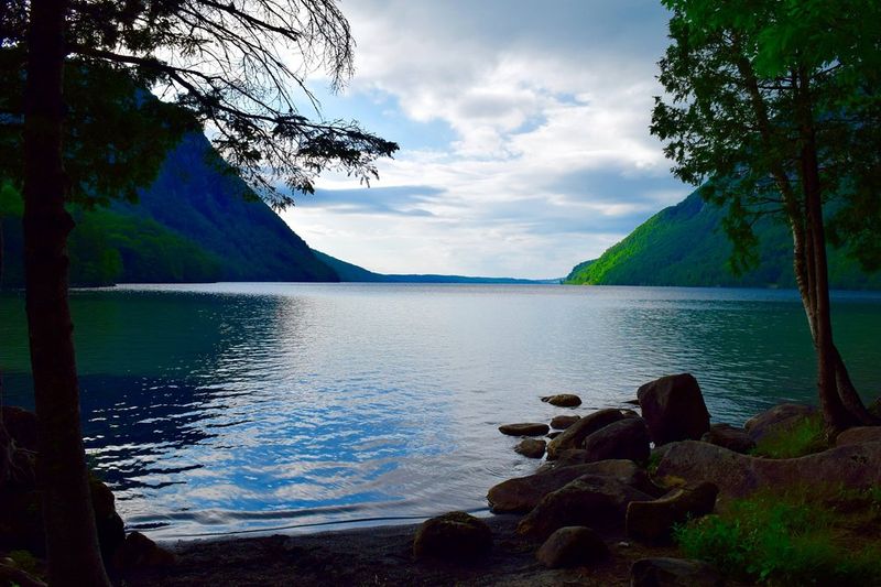 Vibrant Sky Palette Reflects Without Obstruction