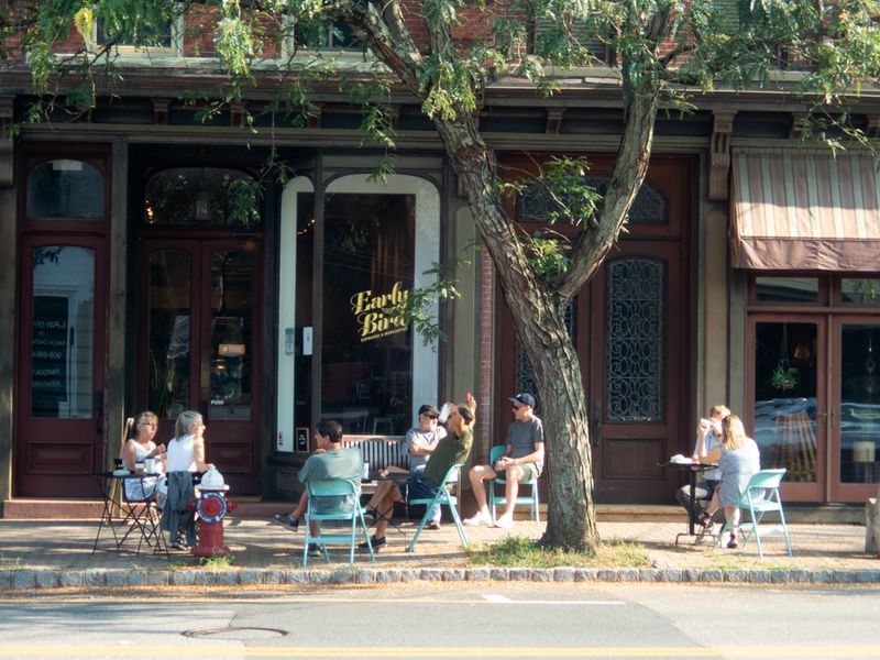 Cafés and Corners Where Time Slows Down Naturally