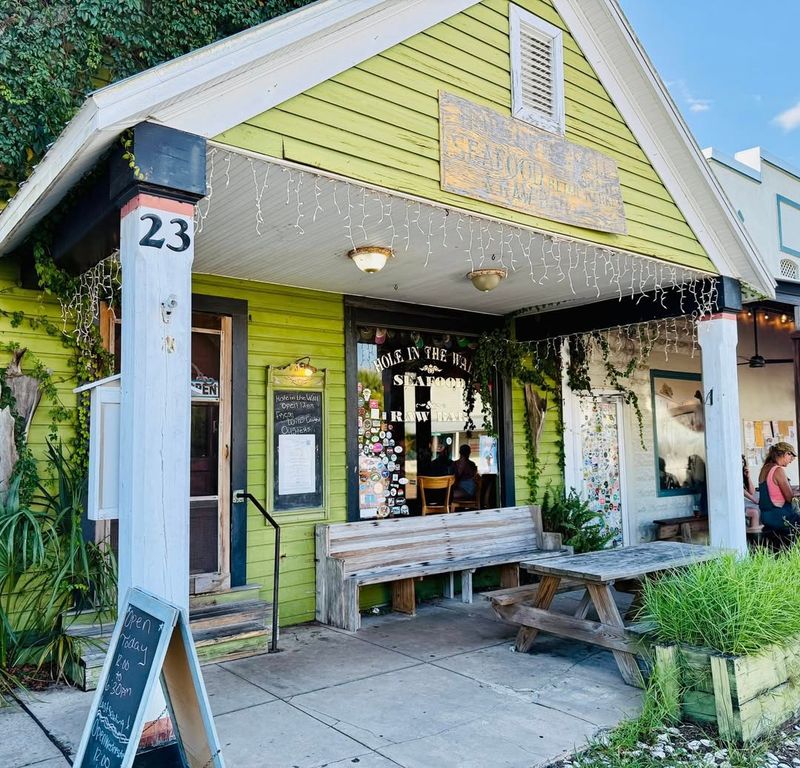 Hole In The Wall Seafood and Raw Bar, Apalachicola
