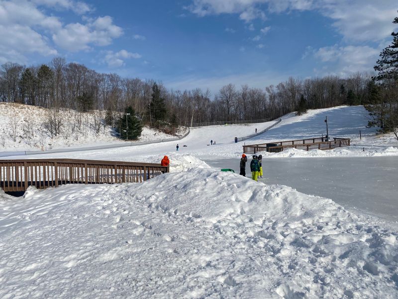 A Harborfront That Turns Quiet and Reflective in Winter