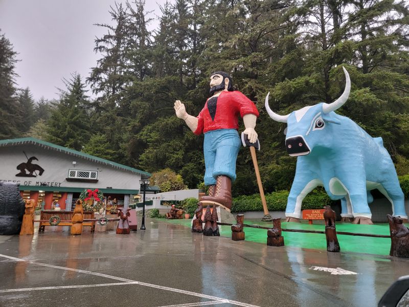 Giant Paul Bunyan and Babe Welcome