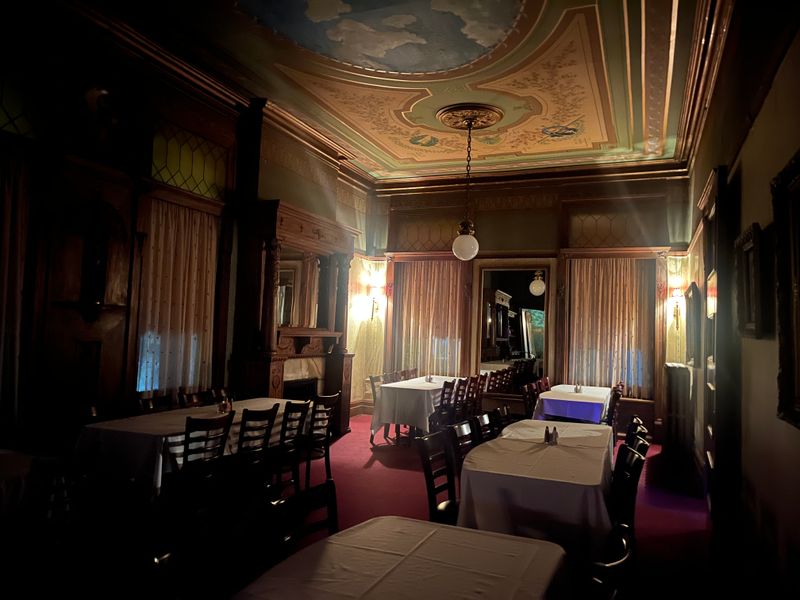 Preserved Details Showing the Building’s Original Grandeur