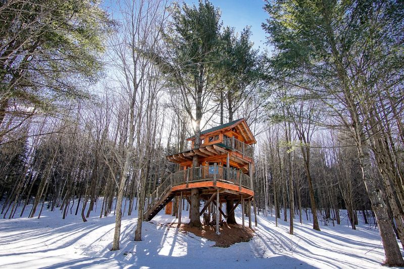 Moose Meadow Lodge & Treehouse – Waterbury, VT