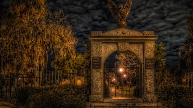 Visit Colonial Park Cemetery