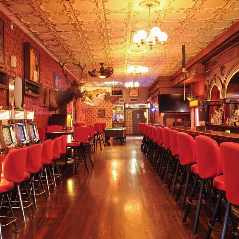 Overland Hotel & Saloon