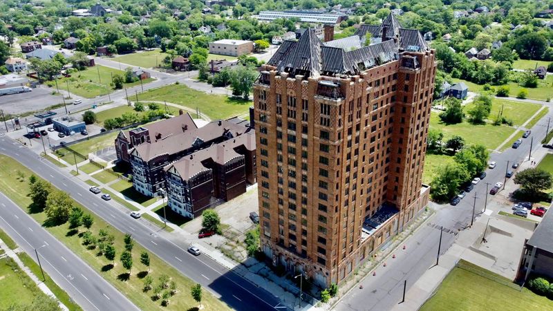 A Tower That Once Defined Detroit Luxury