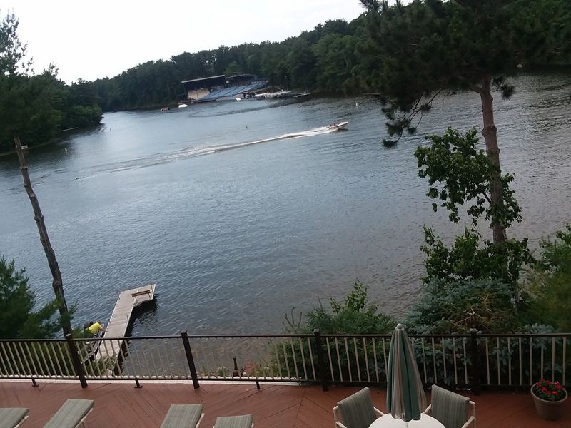 A Lakeside Setting That Shaped Its Appeal