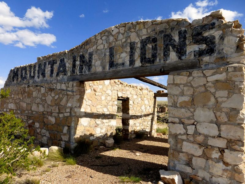 The Ruins Tell a Tangled Route 66 Story