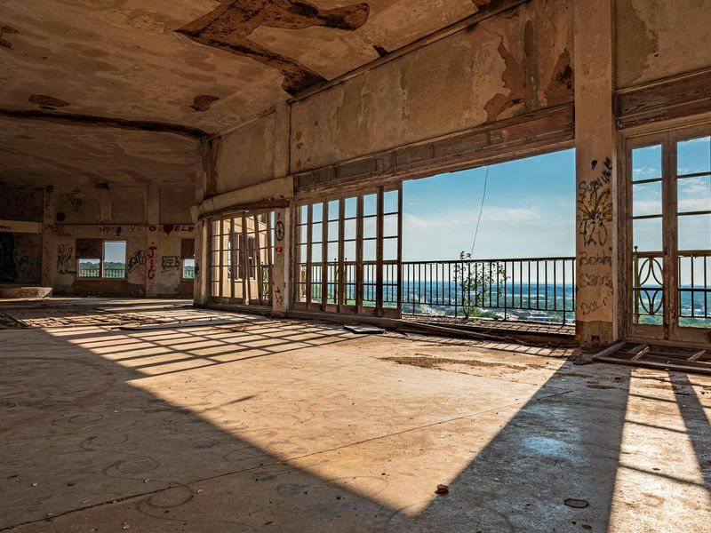 The Open/Closed Windows Mystery