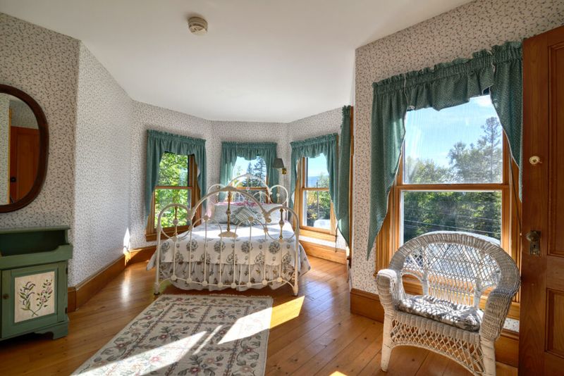 Where Mountain Views Meet Cozy Interiors