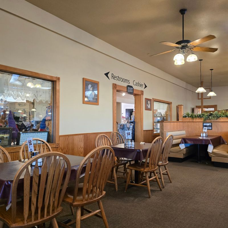 A Cozy Interior That Fits the Town’s Amish Influences