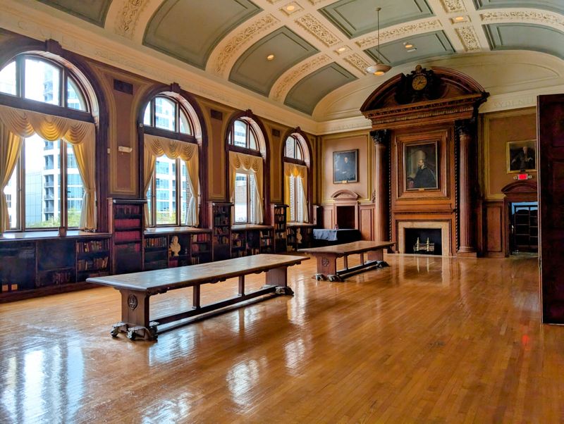 How Travelers React to the Museum’s Intense Sense of Stillness