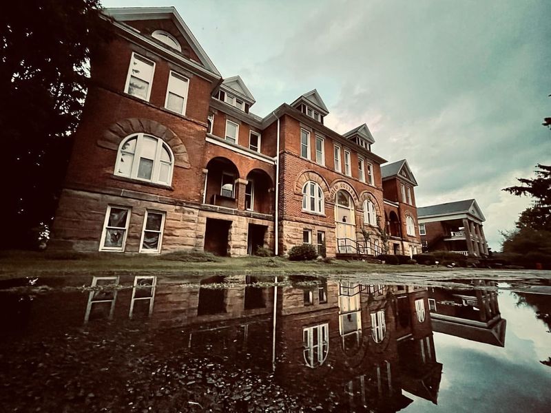 The Mirror Phenomenon That Defies Explanation