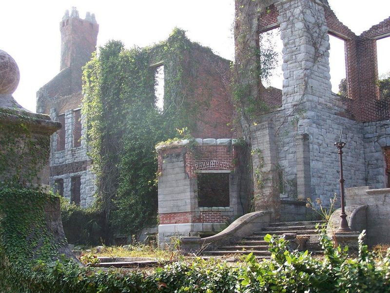 A Ruined Estate Hidden on Georgia’s Southern Coast