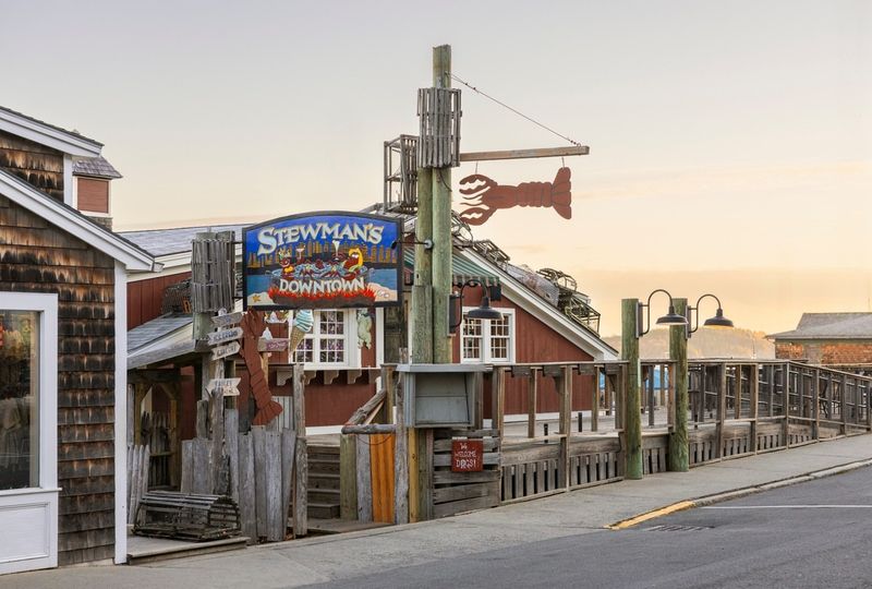 A Lobster Shack Hidden Beside the Harbor