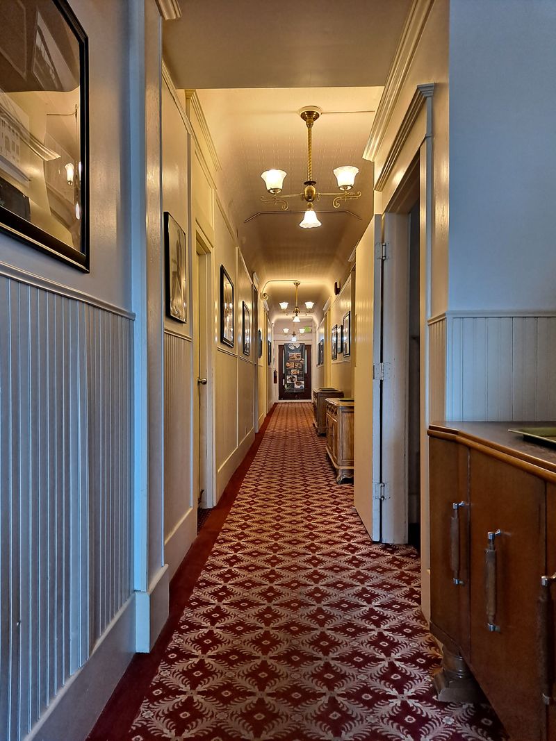 Quiet Hallways That Hold More Stories Than Guests Expect