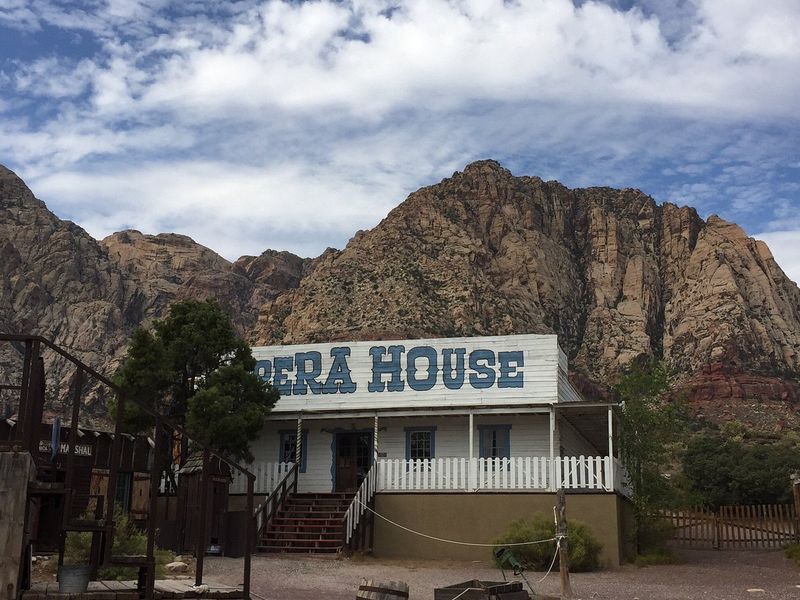 A Desert Stage Set That Still Feels Alive