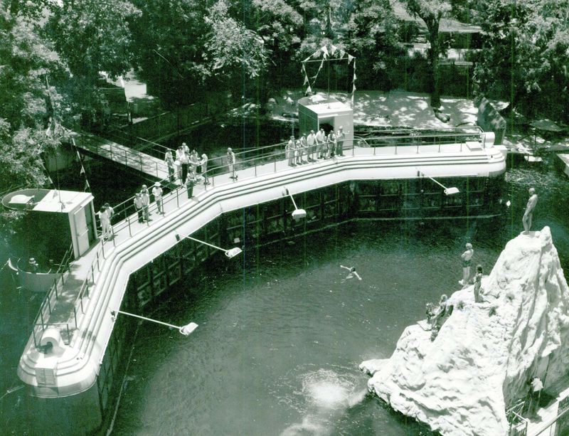 The Absence of Crowd Noise