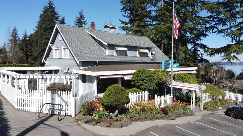 Roanoke Inn - Mercer Island