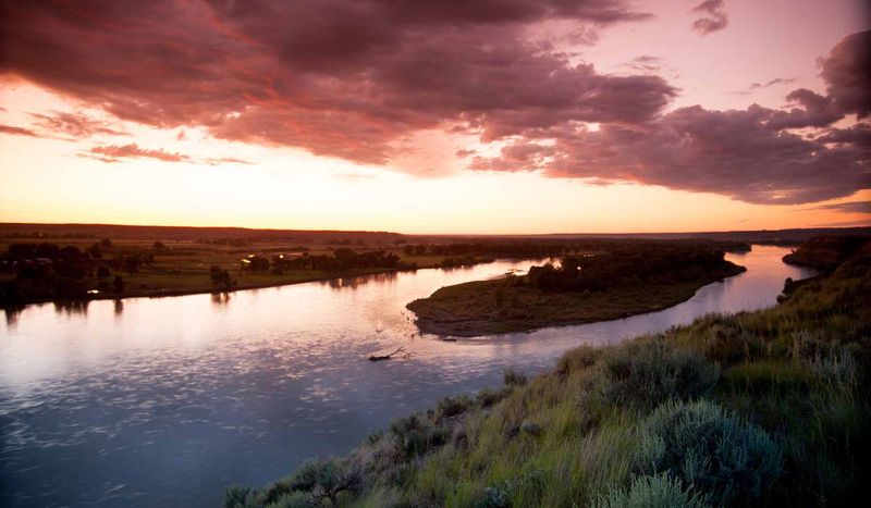 A Town Framed by Water and Sky