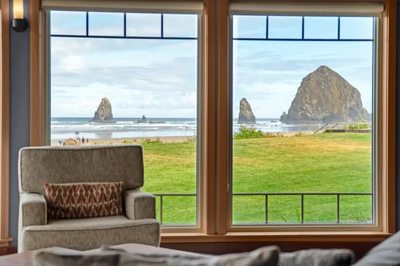 A Hotel Placed at the Edge of the Pacific