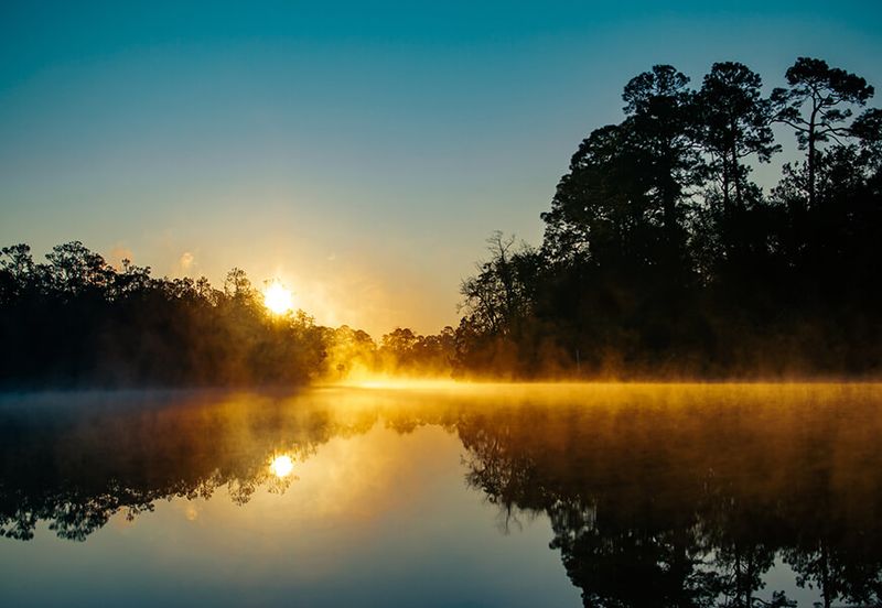 Setting the Scene: Lake, Mountains and Soft Light