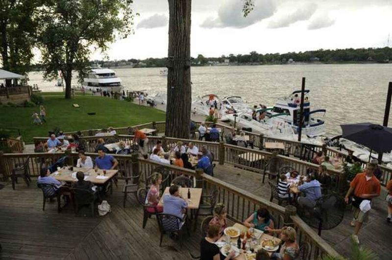 Captain's Quarters Riverside Grille - Paducah