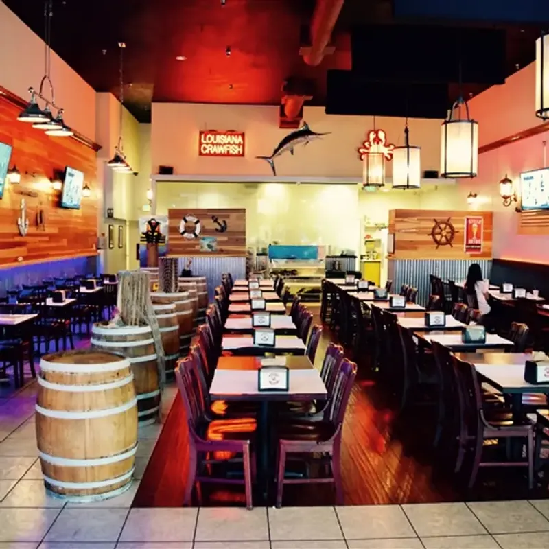 A Lively Dining Room Built for Group Gatherings