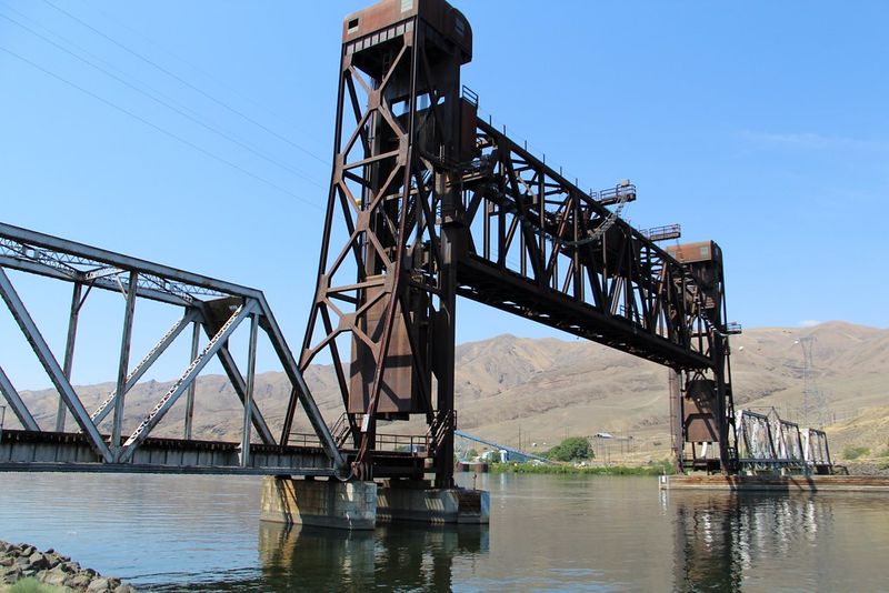 Influencer Content Normalizes Illegal Bridge Crossings