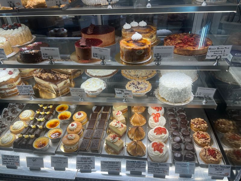 The pastry case that stops time