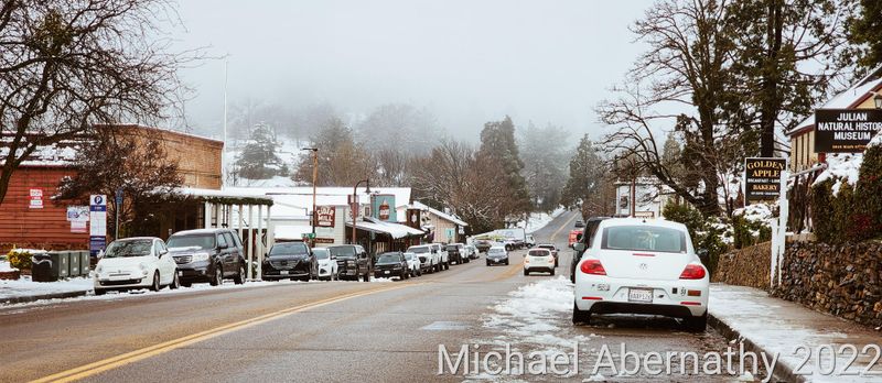 The Mountain Setting That Makes the Town Feel Like a Classic Film Scene