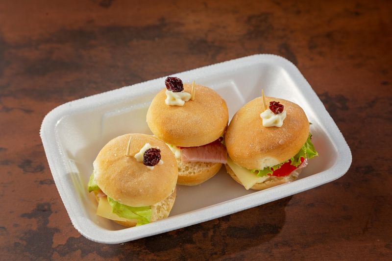 Three-Sandwich Limit at a Wake